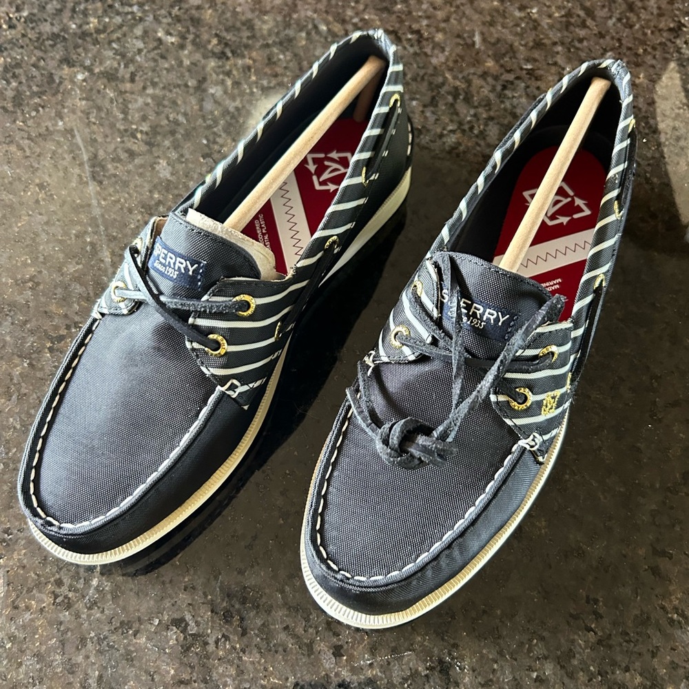 Sperry Women Canvas shoes. Size 8.5 Brand new